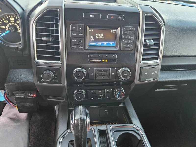 Ford F-150 Vehicle Full-screen Gallery Image 12