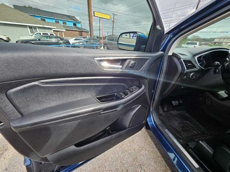 Ford Edge Vehicle Full-screen Gallery Image 09