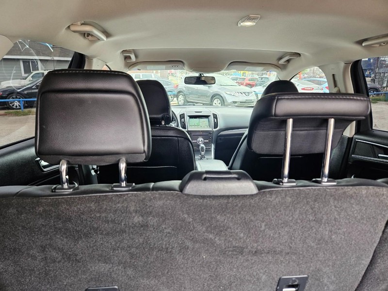 Ford Edge Vehicle Full-screen Gallery Image 12