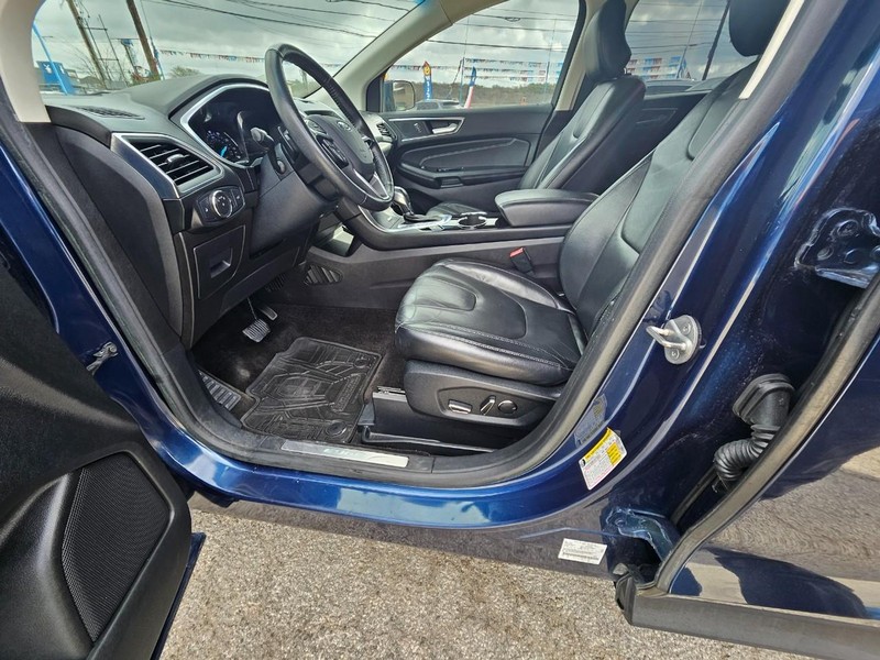 Ford Edge Vehicle Full-screen Gallery Image 14