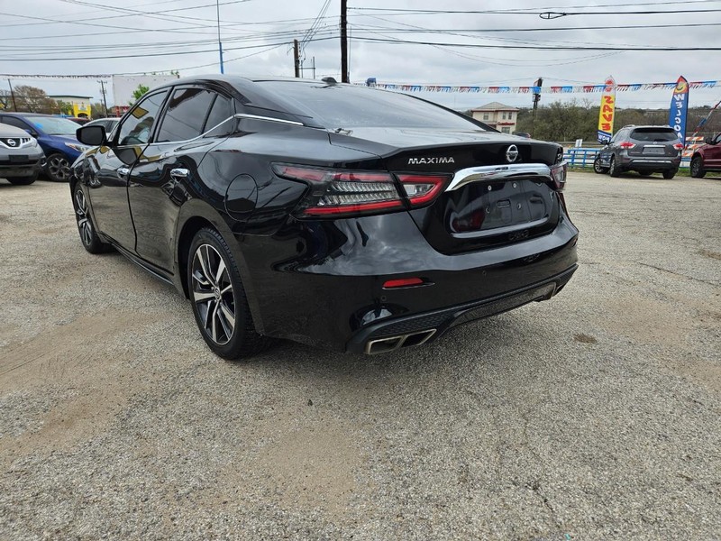 Nissan Maxima Vehicle Full-screen Gallery Image 06