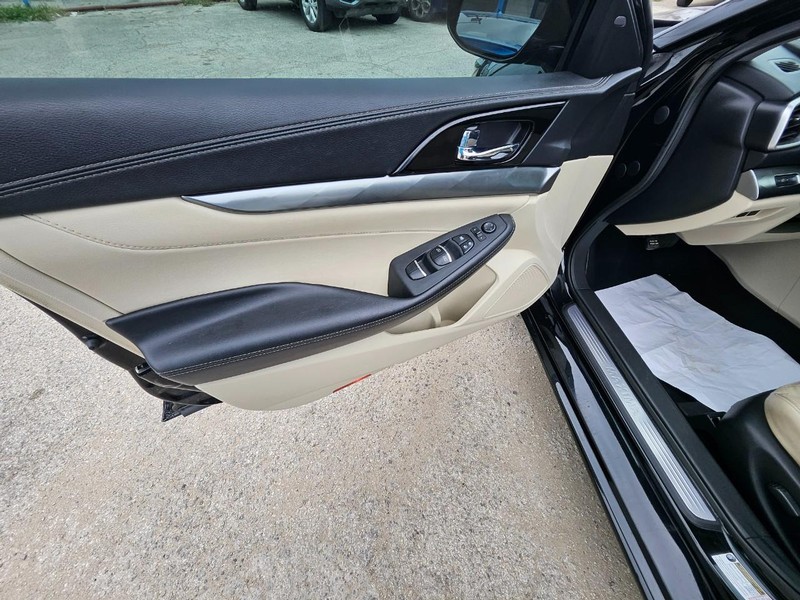 Nissan Maxima Vehicle Full-screen Gallery Image 08