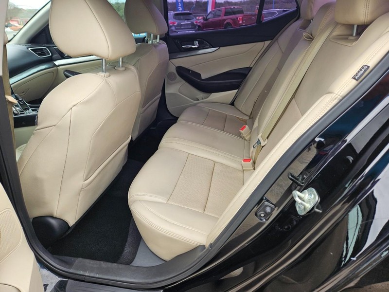 Nissan Maxima Vehicle Full-screen Gallery Image 09