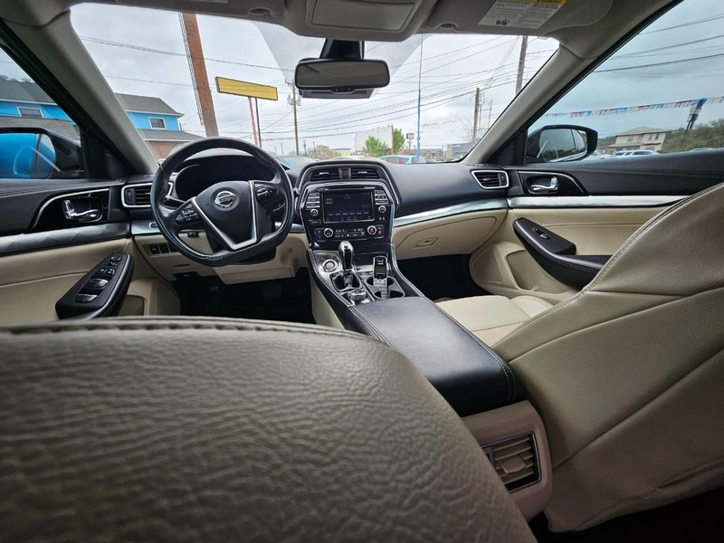 Nissan Maxima Vehicle Full-screen Gallery Image 10