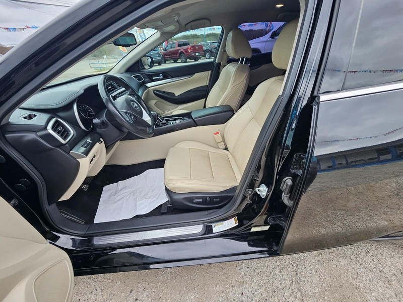 Nissan Maxima Vehicle Full-screen Gallery Image 11