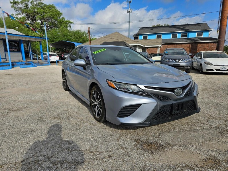 Toyota Camry Vehicle Full-screen Gallery Image 2