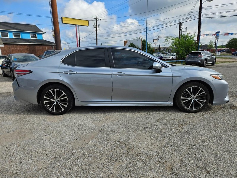 Toyota Camry Vehicle Full-screen Gallery Image 3