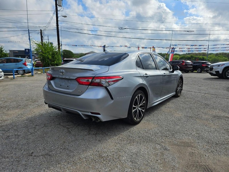 Toyota Camry Vehicle Full-screen Gallery Image 4