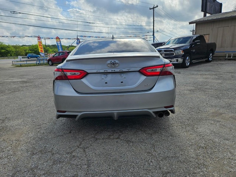 Toyota Camry Vehicle Full-screen Gallery Image 5