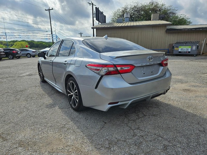 Toyota Camry Vehicle Full-screen Gallery Image 6