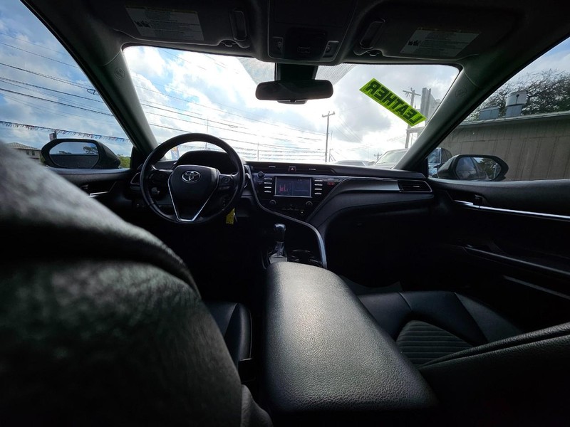 Toyota Camry Vehicle Full-screen Gallery Image 7