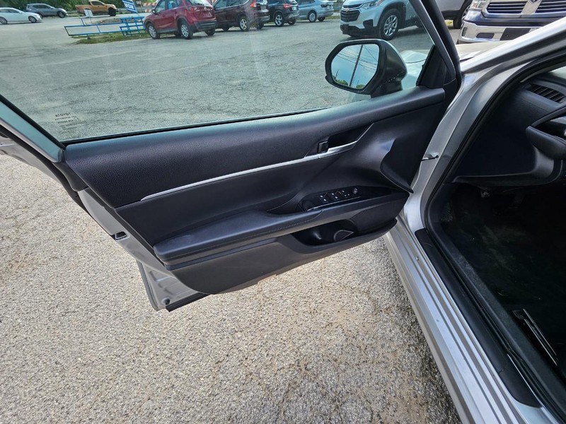 Toyota Camry Vehicle Full-screen Gallery Image 8