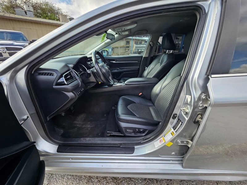 Toyota Camry Vehicle Full-screen Gallery Image 9