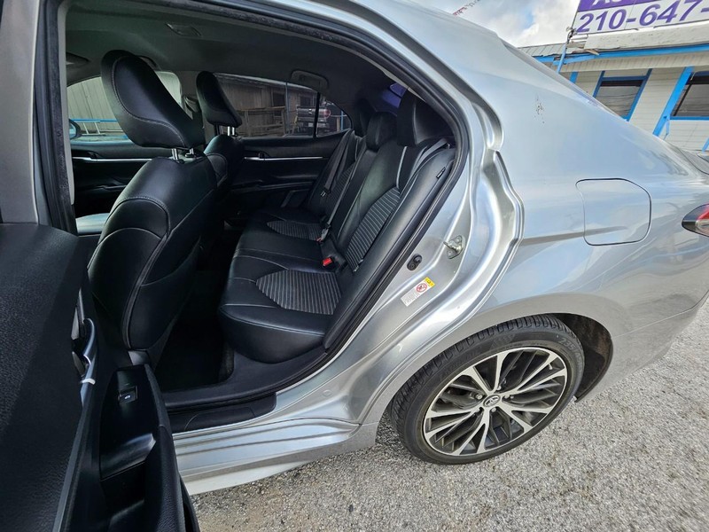 Toyota Camry Vehicle Full-screen Gallery Image 10