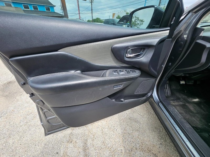 Nissan Murano Vehicle Full-screen Gallery Image 9