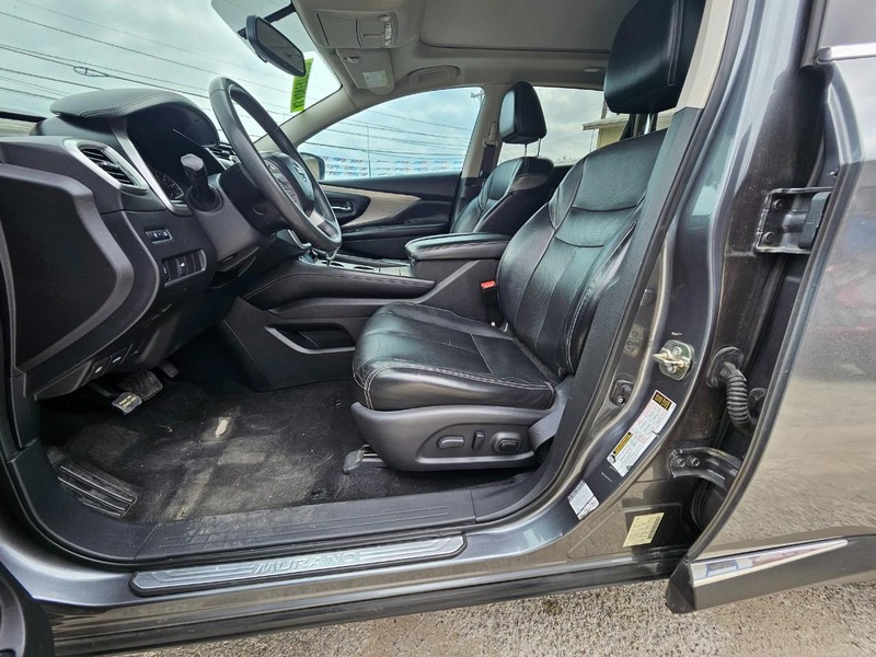 Nissan Murano Vehicle Full-screen Gallery Image 10