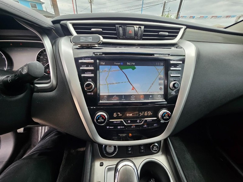 Nissan Murano Vehicle Full-screen Gallery Image 11