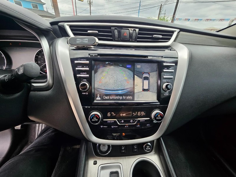 Nissan Murano Vehicle Full-screen Gallery Image 12
