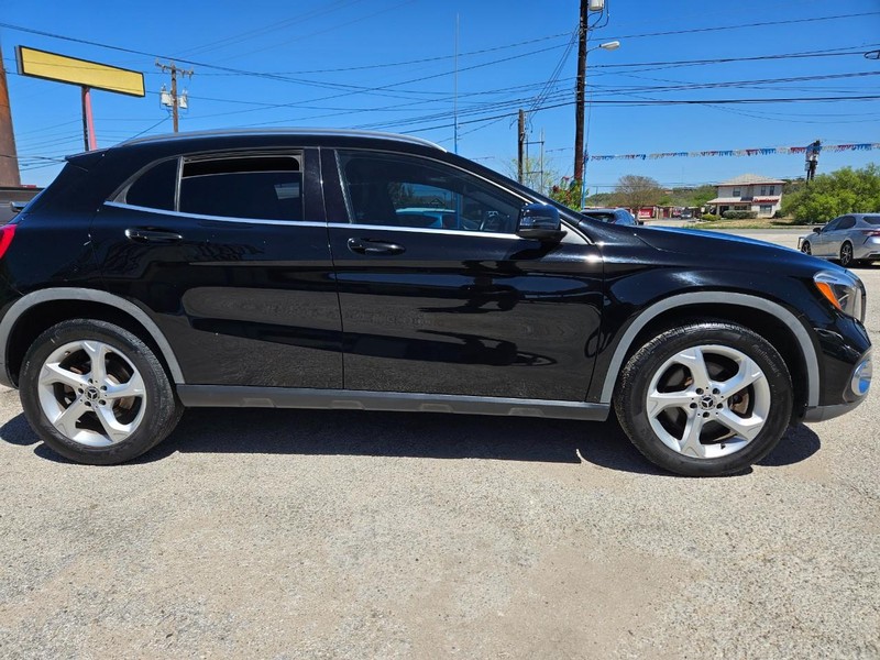 Mercedes-Benz GLA Vehicle Full-screen Gallery Image 2