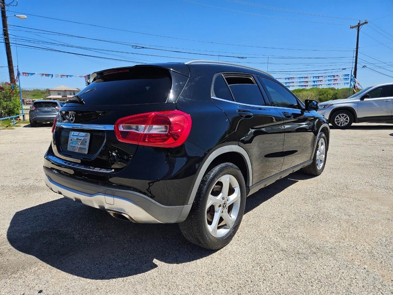 Mercedes-Benz GLA Vehicle Full-screen Gallery Image 3