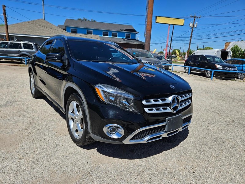 Mercedes-Benz GLA Vehicle Full-screen Gallery Image 4