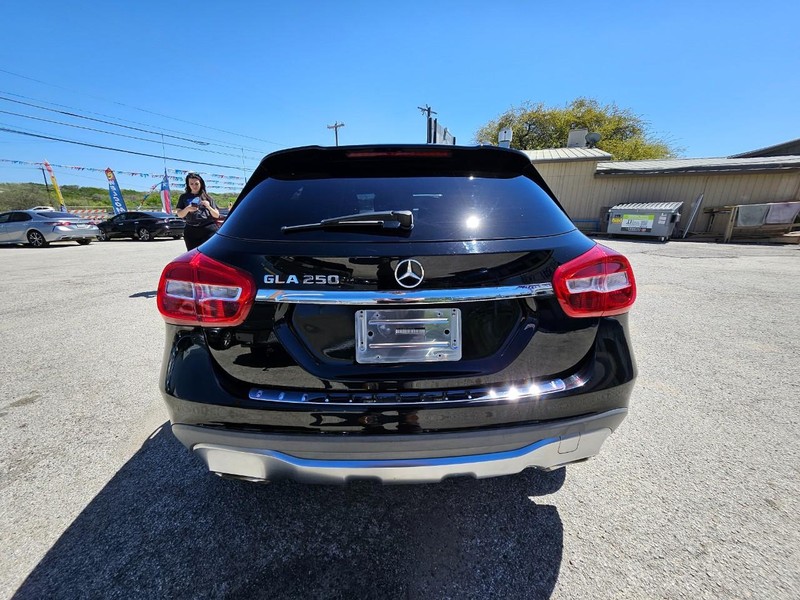 Mercedes-Benz GLA Vehicle Full-screen Gallery Image 5