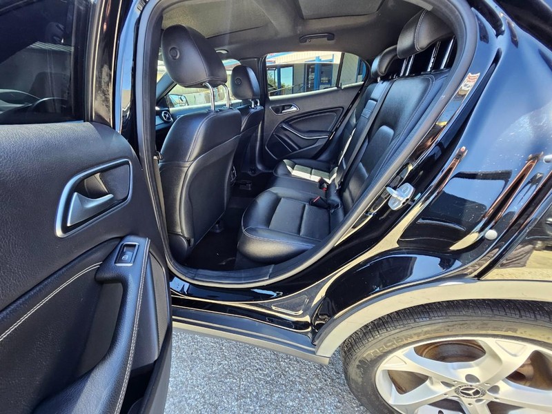 Mercedes-Benz GLA Vehicle Full-screen Gallery Image 6