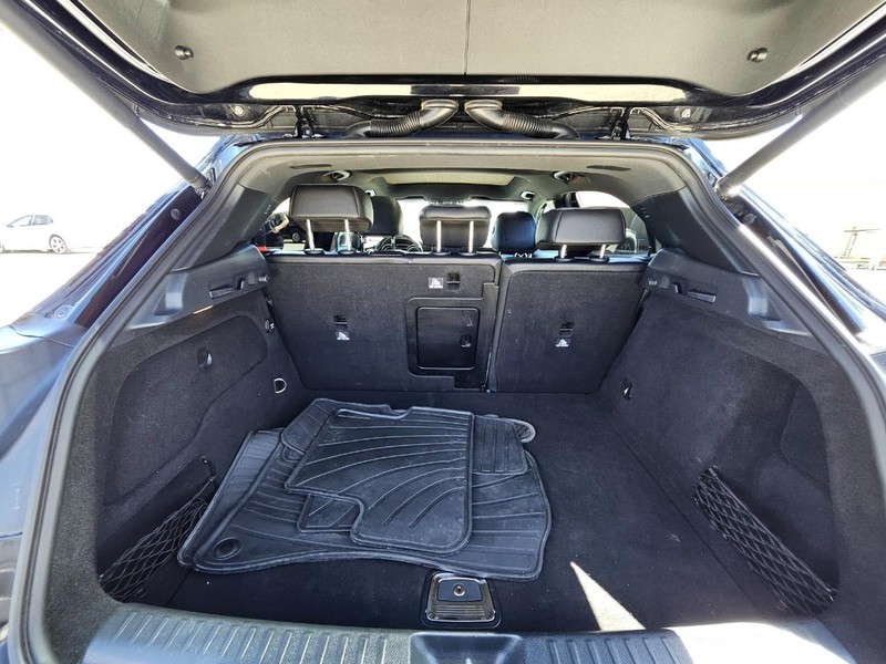 Mercedes-Benz GLA Vehicle Full-screen Gallery Image 7