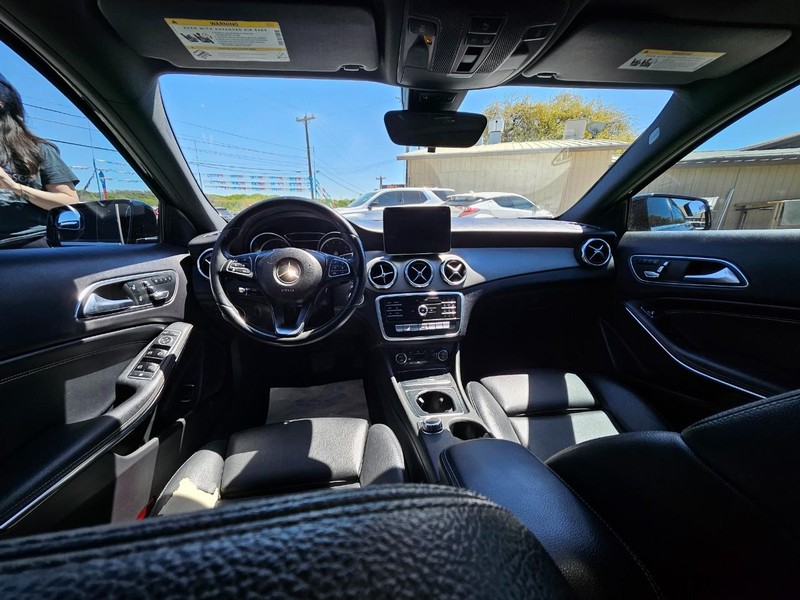 Mercedes-Benz GLA Vehicle Full-screen Gallery Image 8