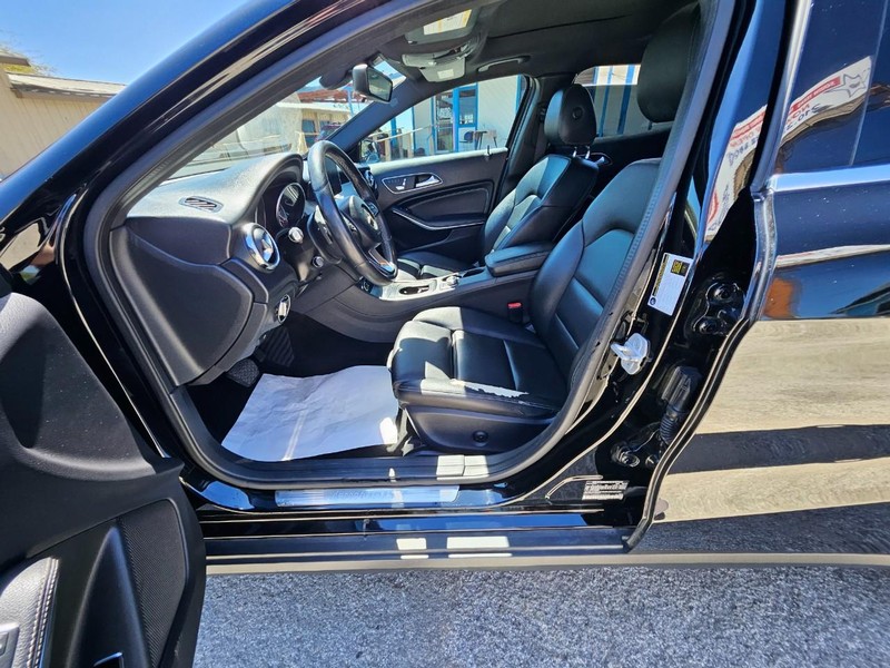 Mercedes-Benz GLA Vehicle Full-screen Gallery Image 9