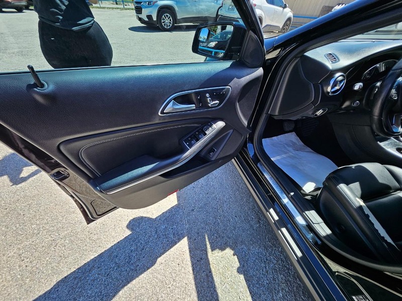 Mercedes-Benz GLA Vehicle Full-screen Gallery Image 10