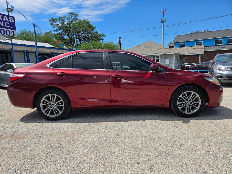 Toyota Camry Vehicle Full-screen Gallery Image 4