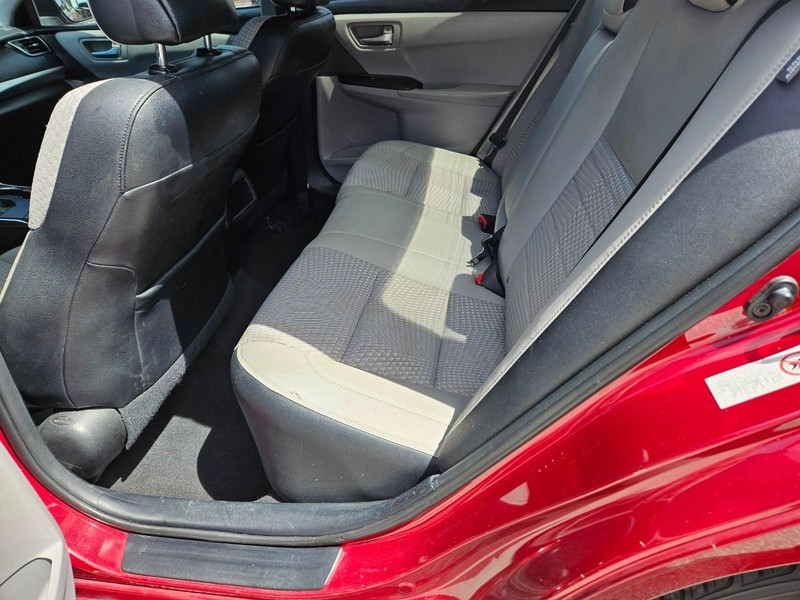 Toyota Camry Vehicle Full-screen Gallery Image 6