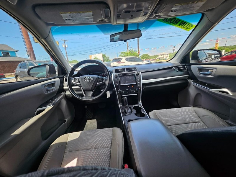 Toyota Camry Vehicle Full-screen Gallery Image 7
