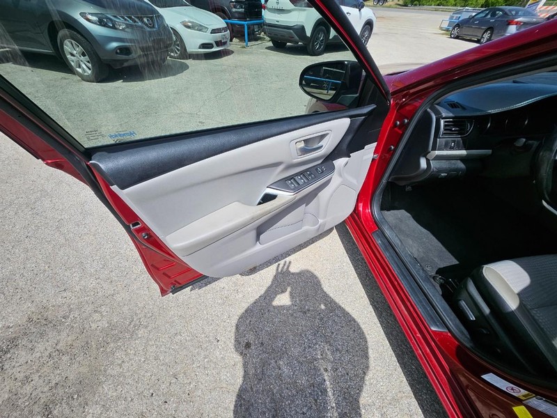 Toyota Camry Vehicle Full-screen Gallery Image 8