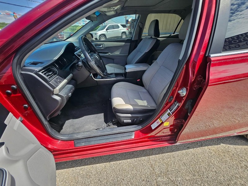 Toyota Camry Vehicle Full-screen Gallery Image 9