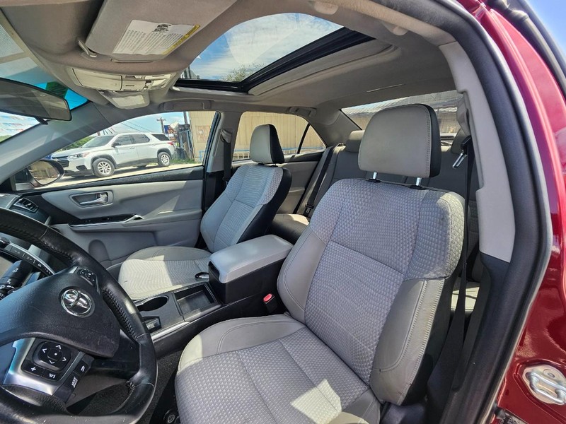 Toyota Camry Vehicle Full-screen Gallery Image 10