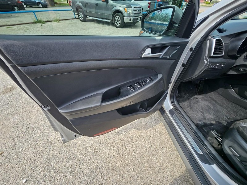 Hyundai Tucson Vehicle Full-screen Gallery Image 8
