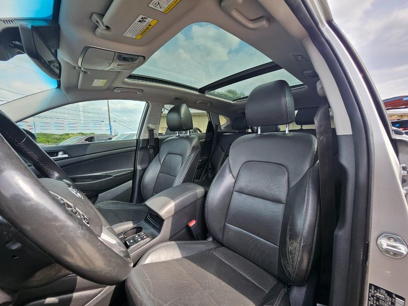 Hyundai Tucson Vehicle Full-screen Gallery Image 10