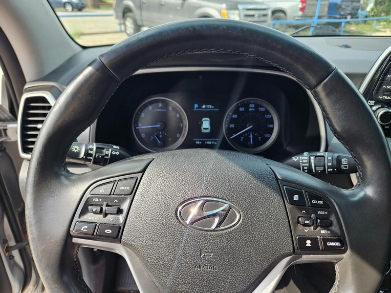 Hyundai Tucson Vehicle Full-screen Gallery Image 11