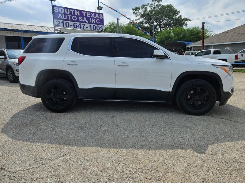 GMC Acadia Vehicle Full-screen Gallery Image 4