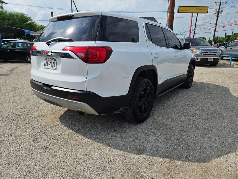 GMC Acadia Vehicle Full-screen Gallery Image 5