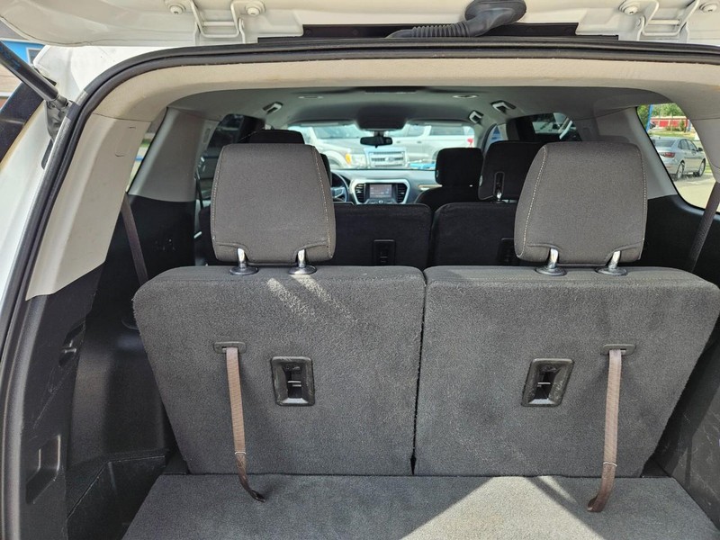 GMC Acadia Vehicle Full-screen Gallery Image 6