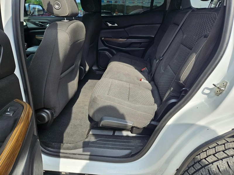 GMC Acadia Vehicle Full-screen Gallery Image 7