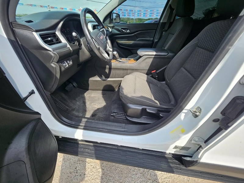 GMC Acadia Vehicle Full-screen Gallery Image 8