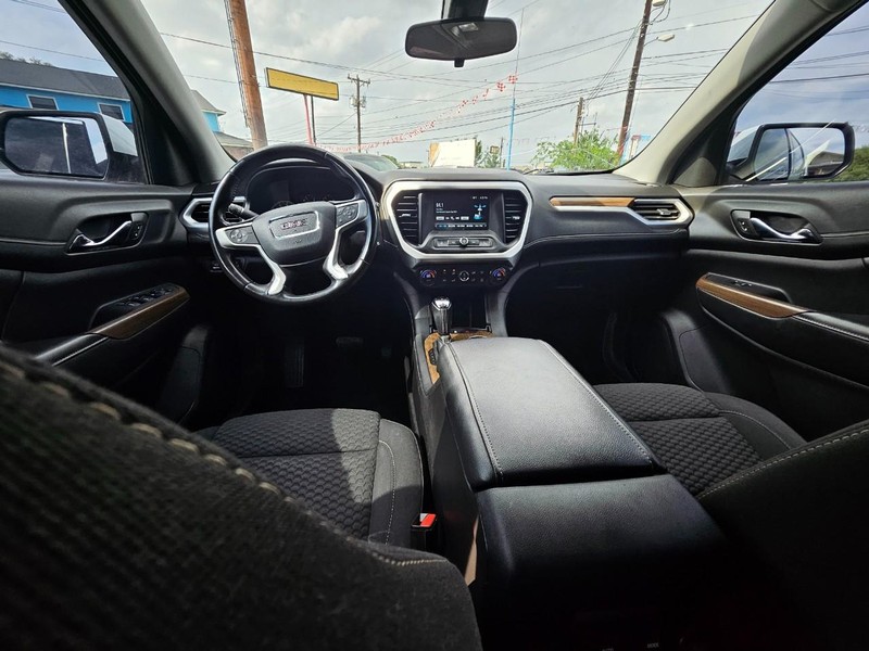 GMC Acadia Vehicle Full-screen Gallery Image 9