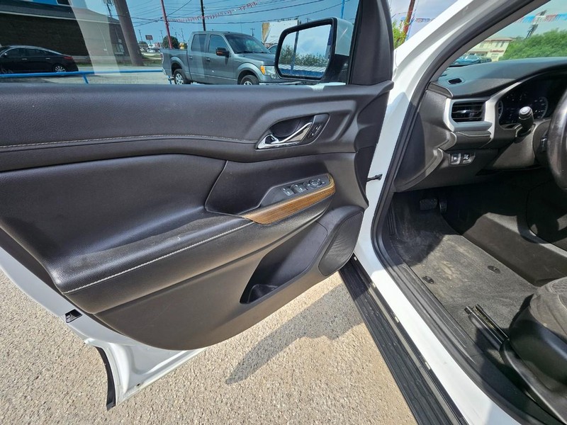 GMC Acadia Vehicle Full-screen Gallery Image 10