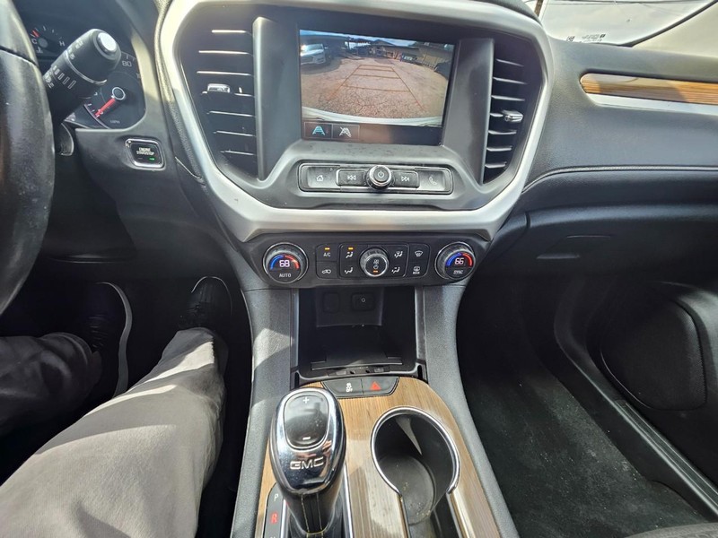 GMC Acadia Vehicle Full-screen Gallery Image 11