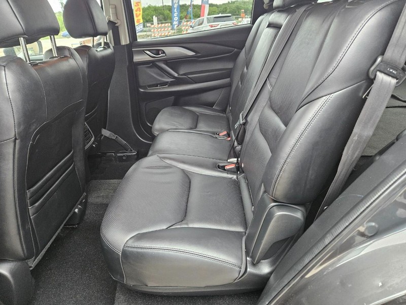 Mazda CX-9 Vehicle Full-screen Gallery Image 9