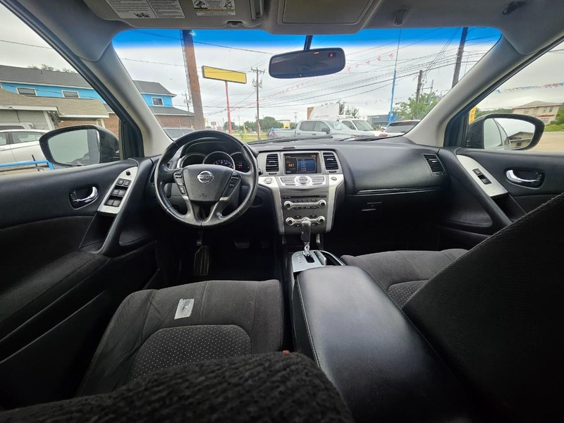 Nissan Murano Vehicle Full-screen Gallery Image 9